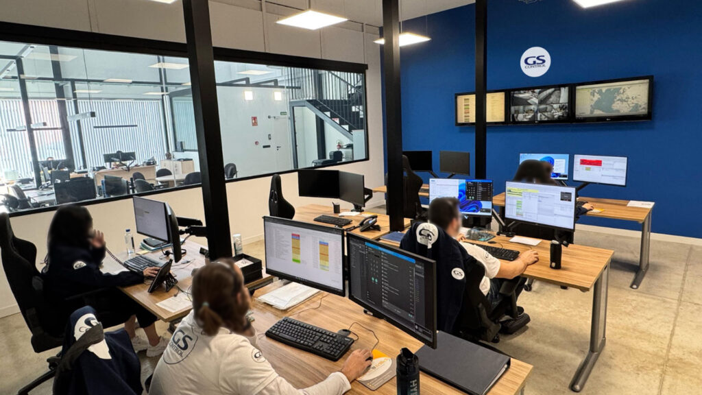 Central Receptora de Alarmas GS Control en Cartagena — operadores monitorizando 24 horas